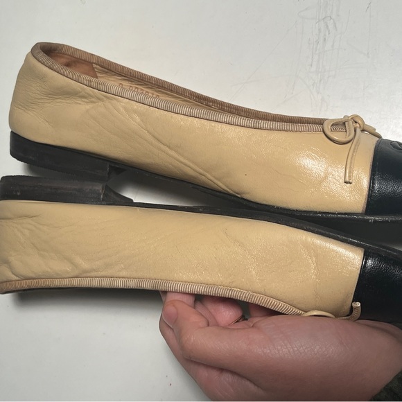 CHANEL Two-Tone Beige and Black Flats - Picture 4 of 10